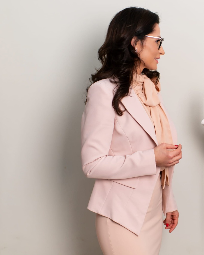 Dr Dariana Giurescu la birou